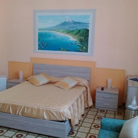 Beb I Delfini Di Casa Paola Bed & Breakfast Mascali Eksteriør bilde
