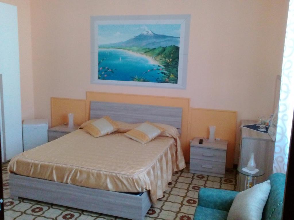 Beb I Delfini Di Casa Paola Bed & Breakfast Mascali Eksteriør bilde