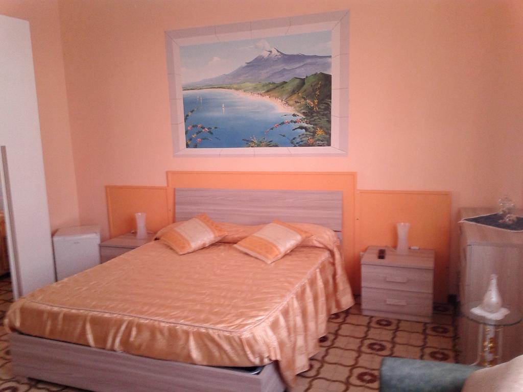 Beb I Delfini Di Casa Paola Bed & Breakfast Mascali Eksteriør bilde